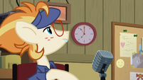 Attendant Pony looking at the clock S7E2