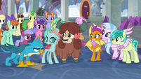 Gallus irritably sides with his friends S8E25