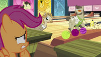 Lebowski ponies looking at Scootaloo S9E23