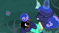 Luna pulls prickle pod out of her flank S9E13