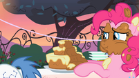 Pinkie Pie cake frosting "what"? S2E9