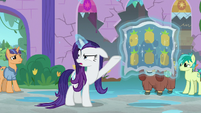 Rarity showing quilts' pineapple pattern S8E21