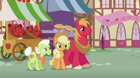 The Apples watch Apple Bloom perform S2E06