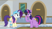 Twilight pointing at her eye patch S8E16