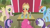 Applejack with the ponies S01E04