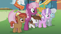 Cheerilee and foals looking at Crusaders S5E18