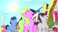 Crowd of ponies trotting and singing S4E12