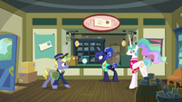 Mailpony Ponet enters the post office S9E13