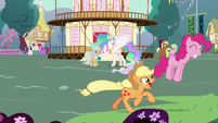 Main ponies having fun in Celestia's flashback S7E1