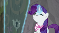 Rarity struggles to open the door S8E17