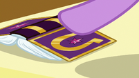 Twilight pointing at the friendship journal S7E14