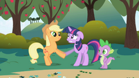 Applejack greets Twilight Sparkle.