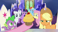 Pinkie presents gold cupcake to her friends S9E14