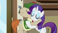 Rarity returning Mr. Breezy's hug S7E19.png (715 KB)