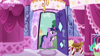 Twilight and Spike at Carousel Boutique entrance S5E22