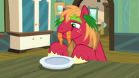 Big Mac acting silly to make Apple Bloom feel happy S5E17