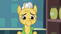 Grand Pear smiling as Apple Bloom leaves S7E13