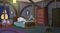 Pinkie buries her face in her pillow S8E3