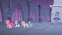 Ponies giving Twilight privacy S1E02