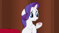 Rarity looking at inflamed area S3E5