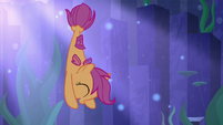 Scootaloo swimming straight down S8E6