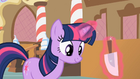 Twilight about to 'fix' the cupcakes S2E03