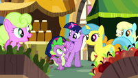 Twilight and Spike in the marketplace S8E18