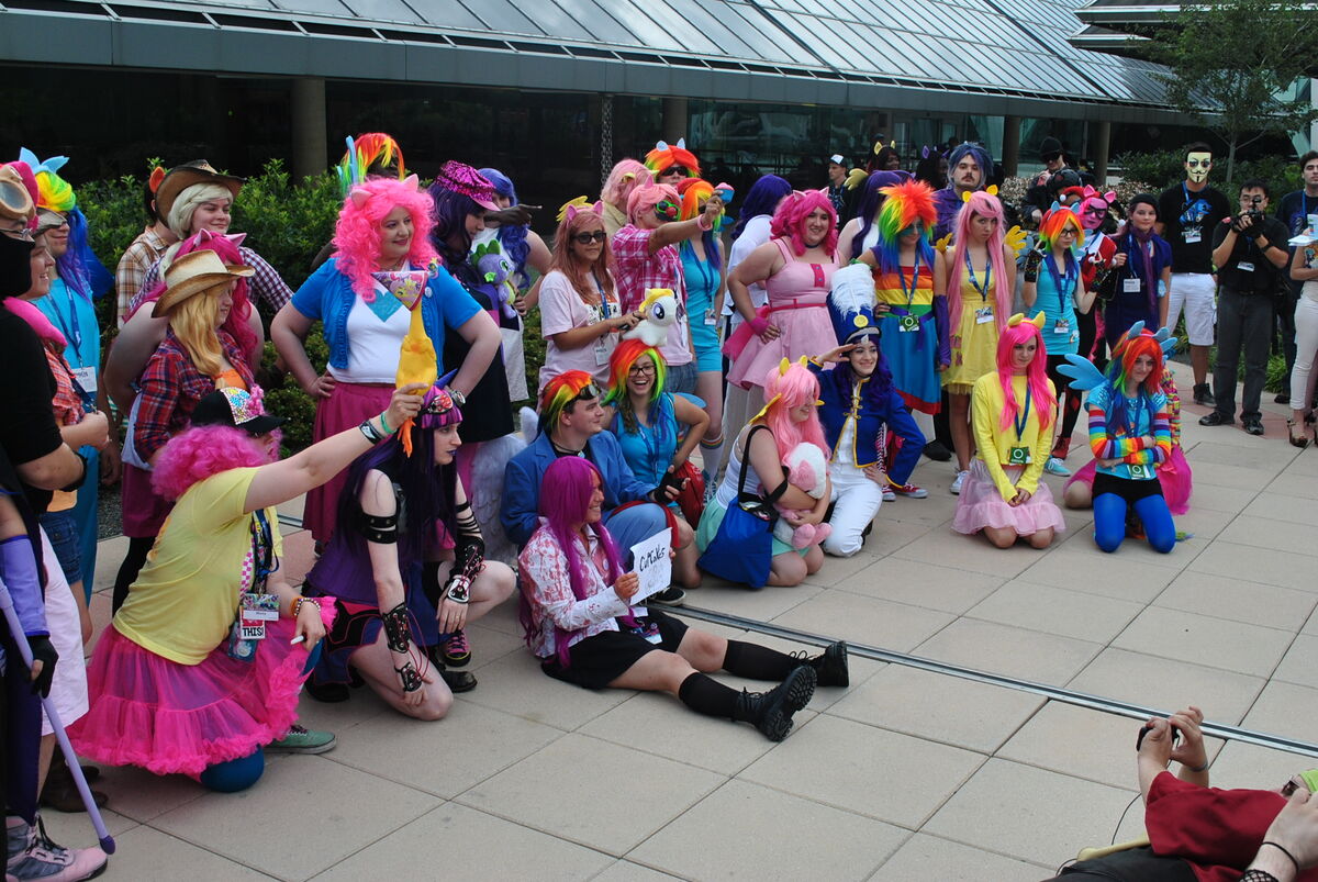 File:Comic Con 2013 - pouting Power Girls cosplayer.jpg - Wikipedia