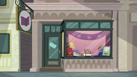 Journal in low supply at Manehattan bookstore S7E14