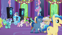 Ponies and changelings mingle and dance S7E1