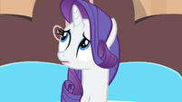 Rarity looking around the hotel room S4E08