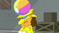 Beach ball bounces on Cheese's head S9E14