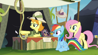 Daring Do collector pointing off-screen S4E22