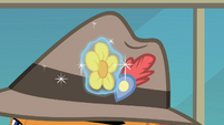 Flower levitated onto a hat S4E08