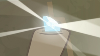 Light reflects off of Diamond of Lapis Lux S9E21