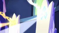 Magic pours out of Applejack and Rarity's thrones S6E12