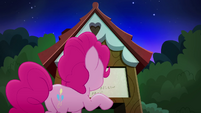 Pinkie Pie reading the welcome sign MLPRR