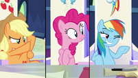 Rainbow Dash winks to off-screen S9E4