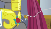 Suction cup grabs royal guard's medal S9E4