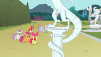 Cutie Mark Crusaders arguing while statue cracks S2E01