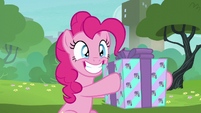 Pinkie Pie giving Maud her gift S6E3