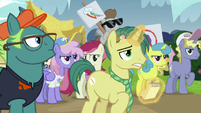 Reporter Pony appears out of the crowd S7E14
