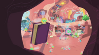 Rogue Parasprite lifts book in Twilight's library S1E10