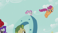 Scootaloo drops down from the giant horseshoe S5E18