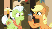 Applejack holding caramel syrup and pralines S7E13