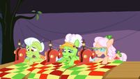 Applesauce, Apple Rose, and Granny Smith sewing S3E8