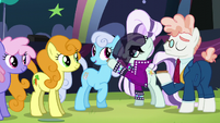Countess Coloratura gives hoofsie to Shoeshine S5E24
