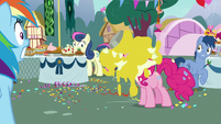 Pie in the sky falls on Pinkie Pie's face S7E23