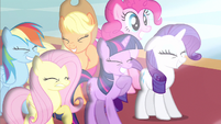 I guess Pinkie don't care if bright light blinds her.