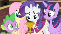 Rarity grabs her trophy S4E08